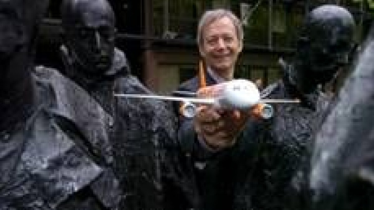 El ex presidente de la compañía aérea británica de bajo coste EasyJet, Ray Webster, con una maqueta