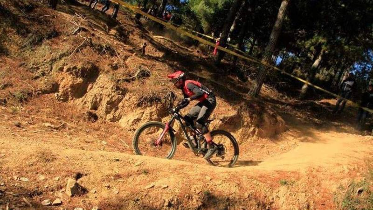 La Endurama de Ponferrada contó con una destacada participación de bikers que lucharon por uno de los 15 oros en juego. DL