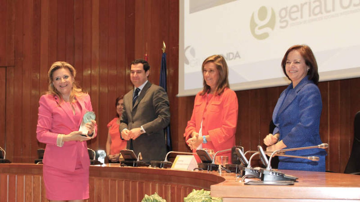 Josefina Fernández recoge el premio en la sede del Ministerio.