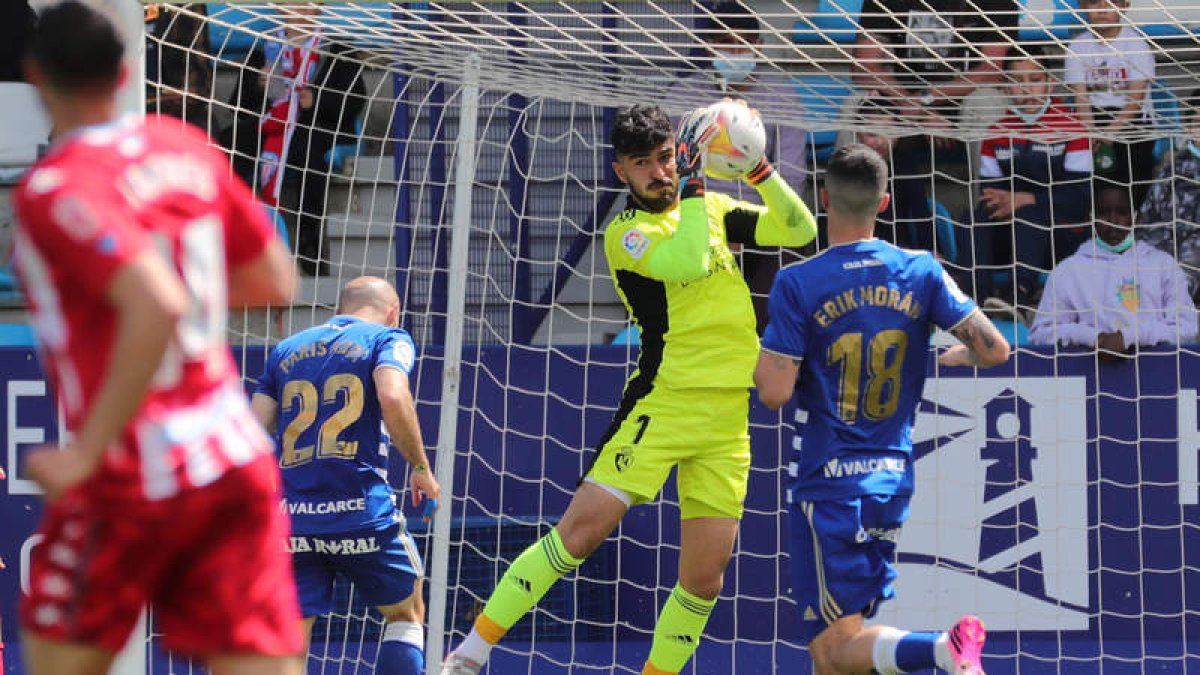 La presencia de Amir en la portería deportivista para el duelo de mañana es dudosa. L. DE LA MATA