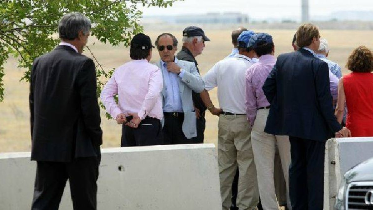 Los hombres de Adelson durante su visita a los terrenos de Valdecarros en Madrid.