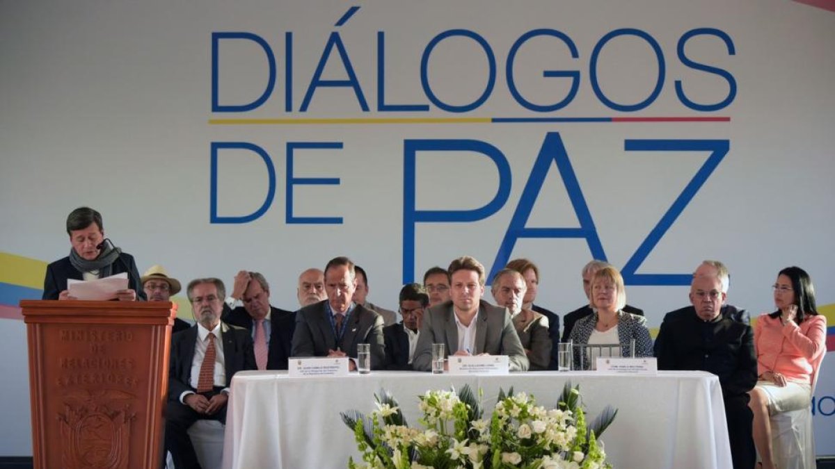 El representante del ELN, Pablo Beltran (a la izquierda), habla junto al miembro del Gobierno de Colombia, Juan Camilo Restrepo