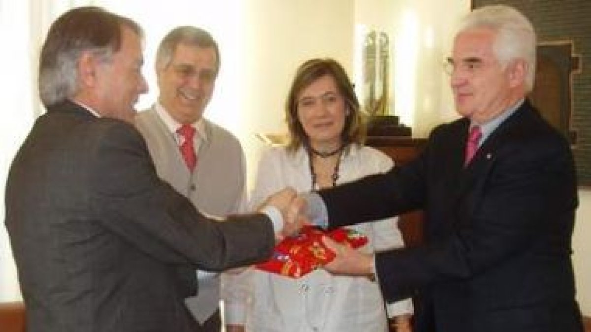 Francisco Álvarez entrega un paquete de libros al presidente de Cruz Roja, José Varela