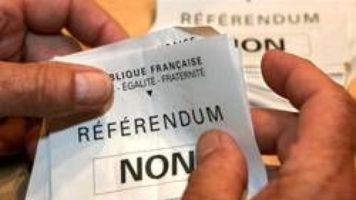 El presidente de una mesa en Cambrai, al norte de Francia, recuenta los votos del referéndum