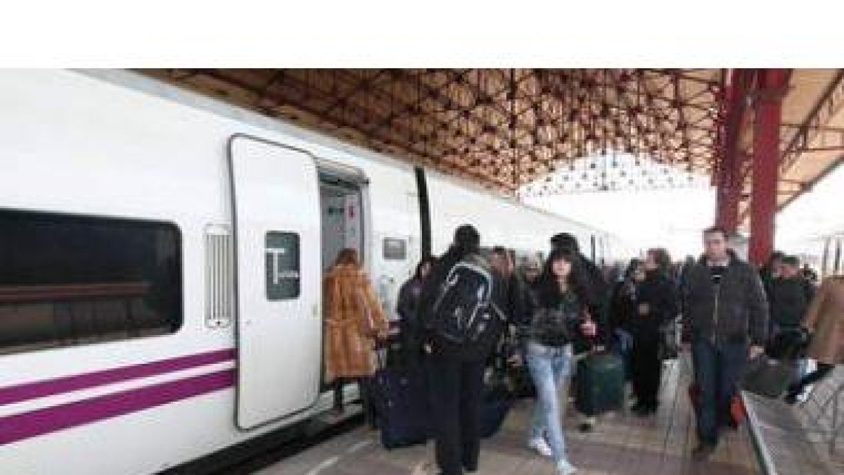 El Alvia 130 Gijón-Madrid de las 12.45 horas fue el último tren con viajeros que surcó el histórico