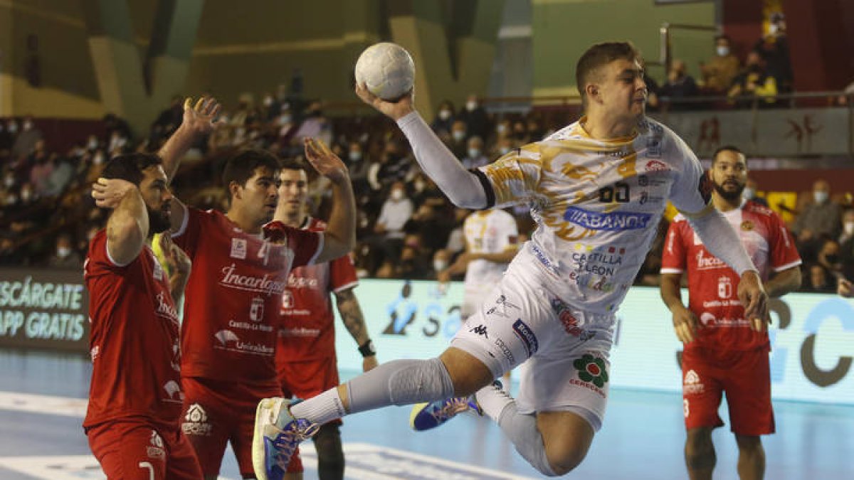 Partido de balonmano Ademar León - Cuenca. F. Otero Perandones.