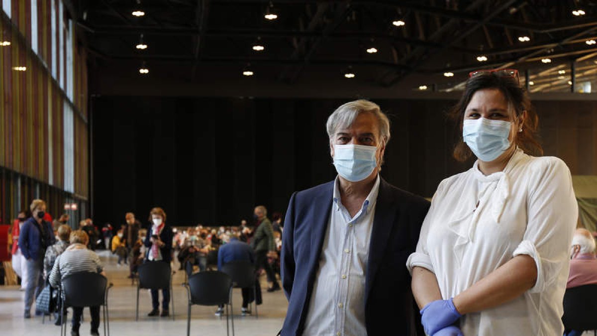 El gerente de Atención Primaria, José Pedro Fernández, y la jefa de Enfermería, Ana Rivero en la vacunación masiva. FERNANDO OTERO