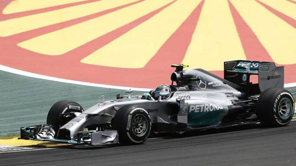 El Mercedes de Nico Rosberg, durante el GP de Brasil, en el circuito de Interlagos.