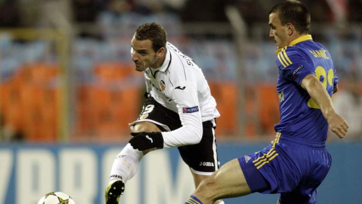 Soldado golpea el balón ante la oposición de Simic en lo que supuso el segundo gol del Valencia.
