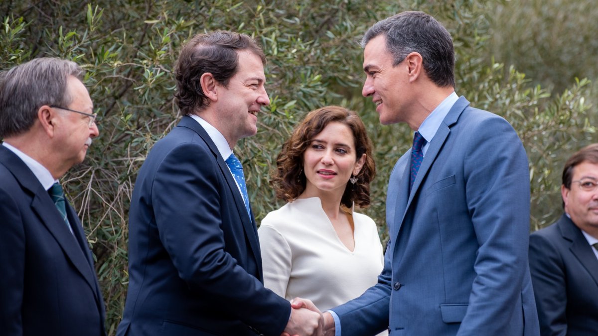 Mañueco saluda a Pedro Sánchez, en presencia de Isabel Díaz Ayuso, a su llegada a la Conferencia de Presidentes. DL