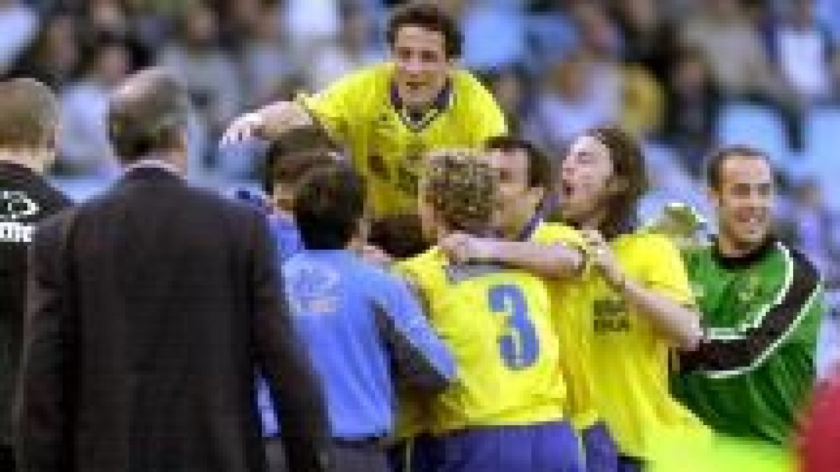 Los jugadores del Villarreal celebran el empate conseguido frente a la Real Sociedad en el descuento