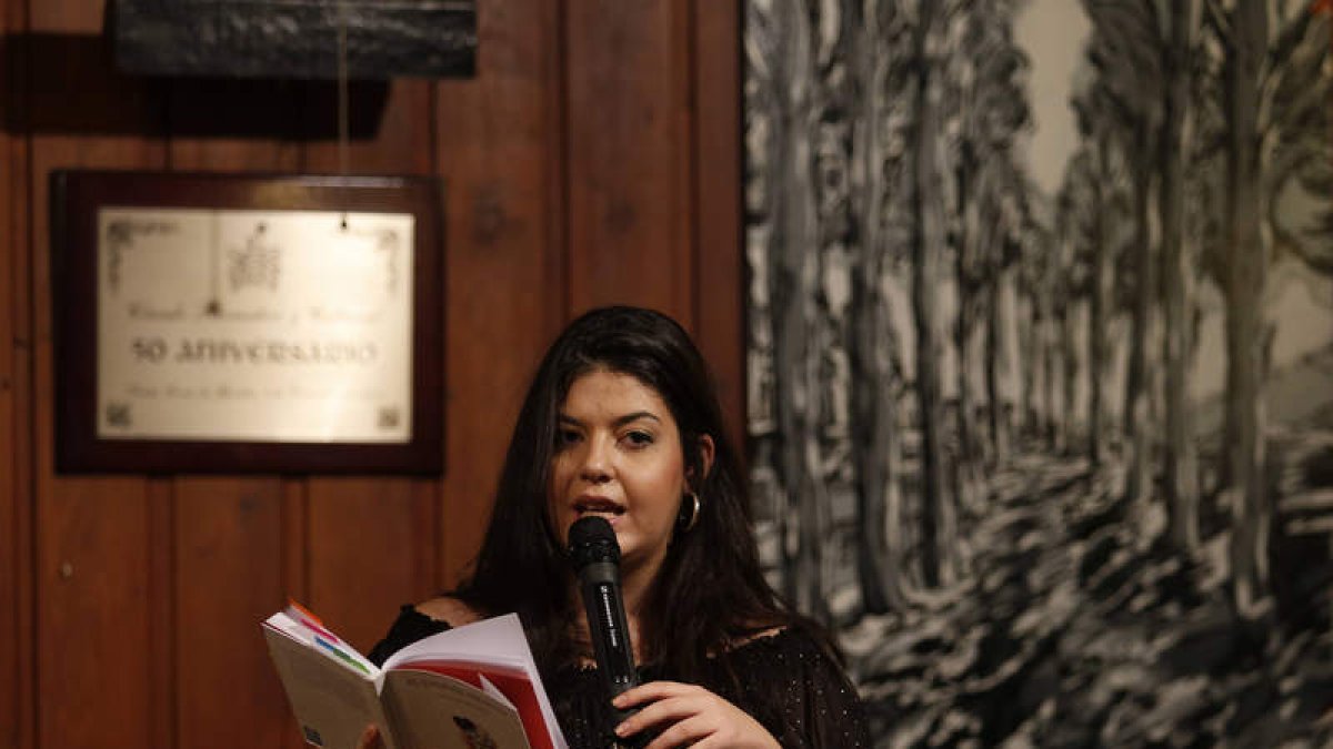 La escritora leonesa Paula Aguirrezabala en la presentación de su libro.