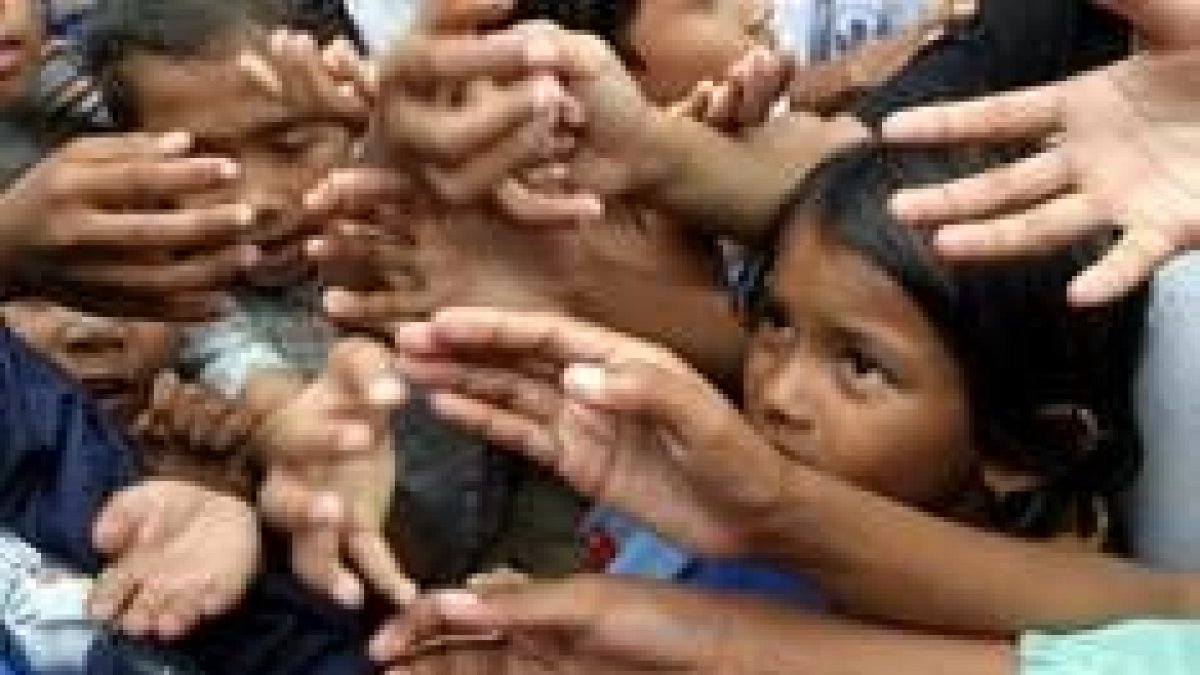 Niños víctimas del tsunami se agolpan ante la llegada de ayuda humanitaria