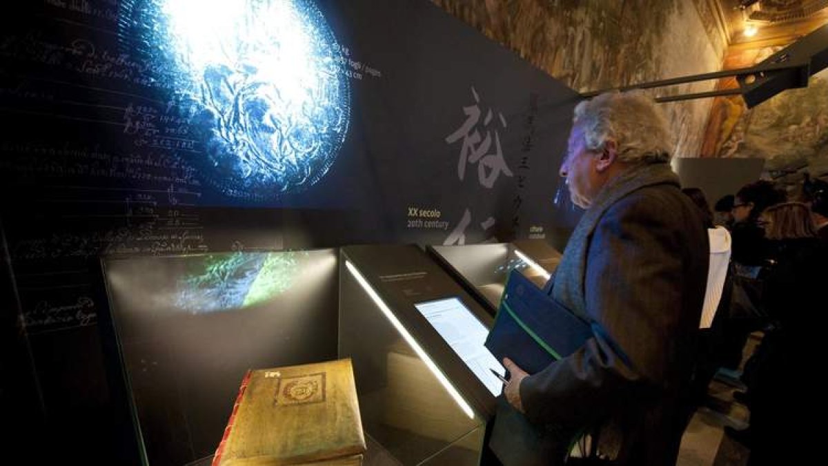 Un hombre contempla una vitrina de la exposición «Lux in arcana. El Archivo Secreto Vaticano».
