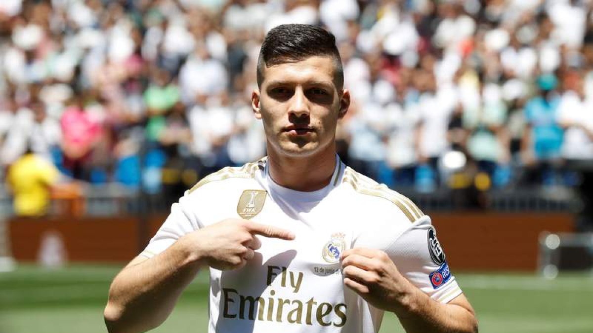 Jovic posa con la camiseta del Real Madrid tras su presentación en el Bernabéu. JUAN CARLOS HIDALGO