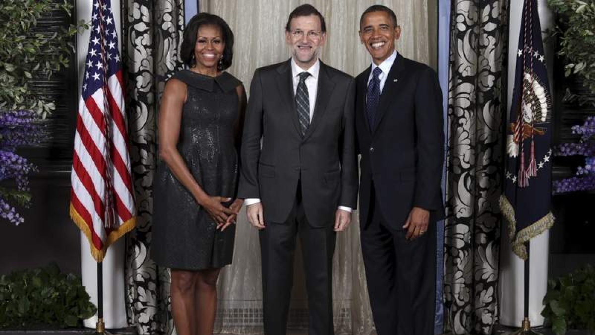 El presidente del Gobierno, Mariano Rajoy, entre la primera dama y el presidente de EE.UU.