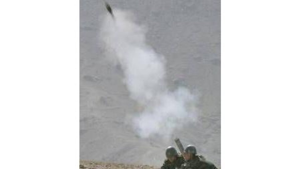 El Ejército Nacional de Afganistán dispara artillería durante un ejercicio