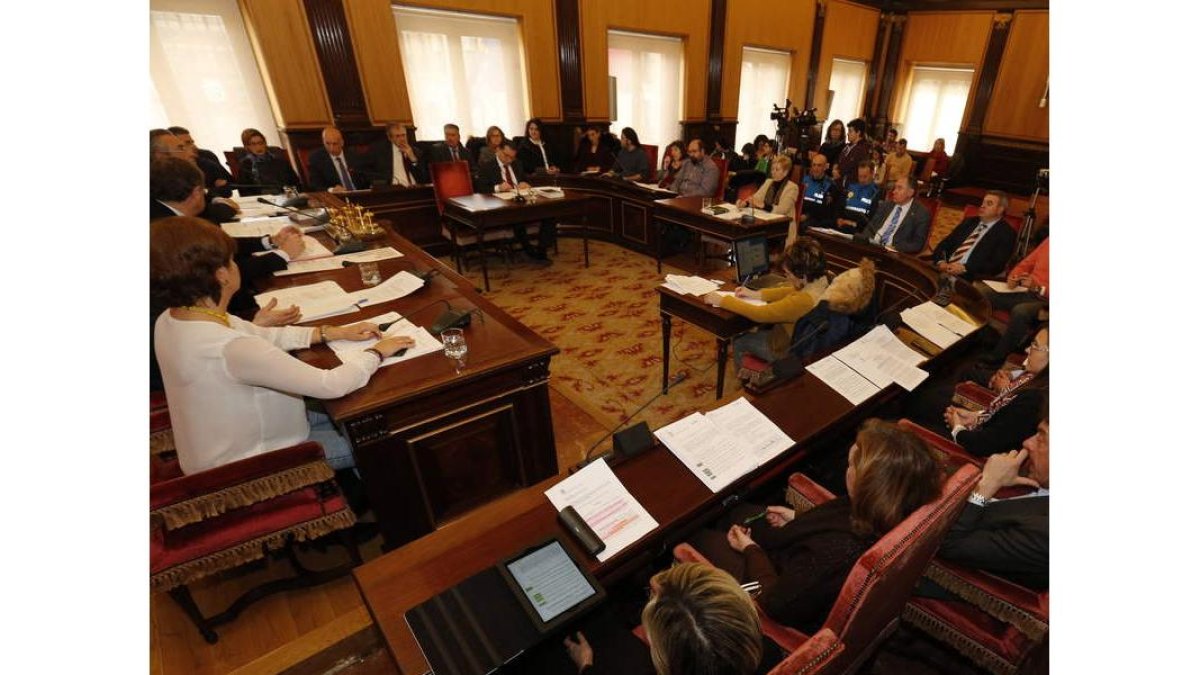 El pleno del Ayuntamiento aprobó ayer definitivamente los presupuestos para este año. RAMIRO