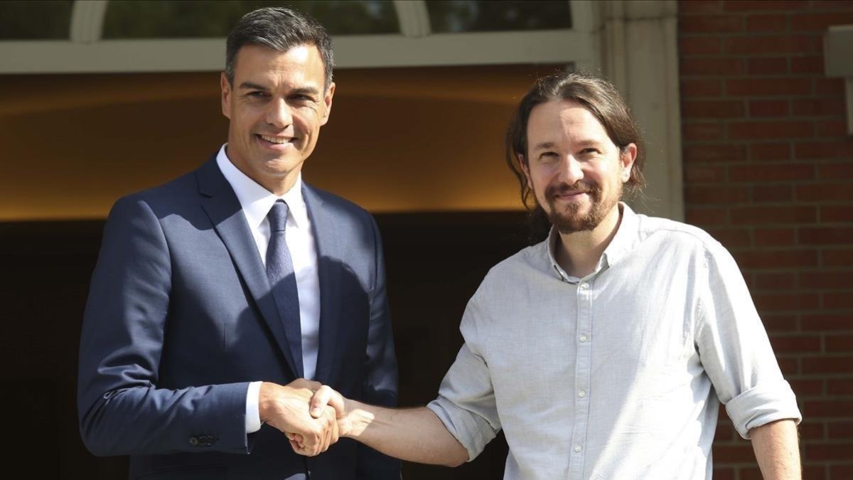 El presidente del Gobierno, Pedro Sanchez, y el secretario general de Podemos, Pablo Iglesias, en el Palacio de la Moncloa.