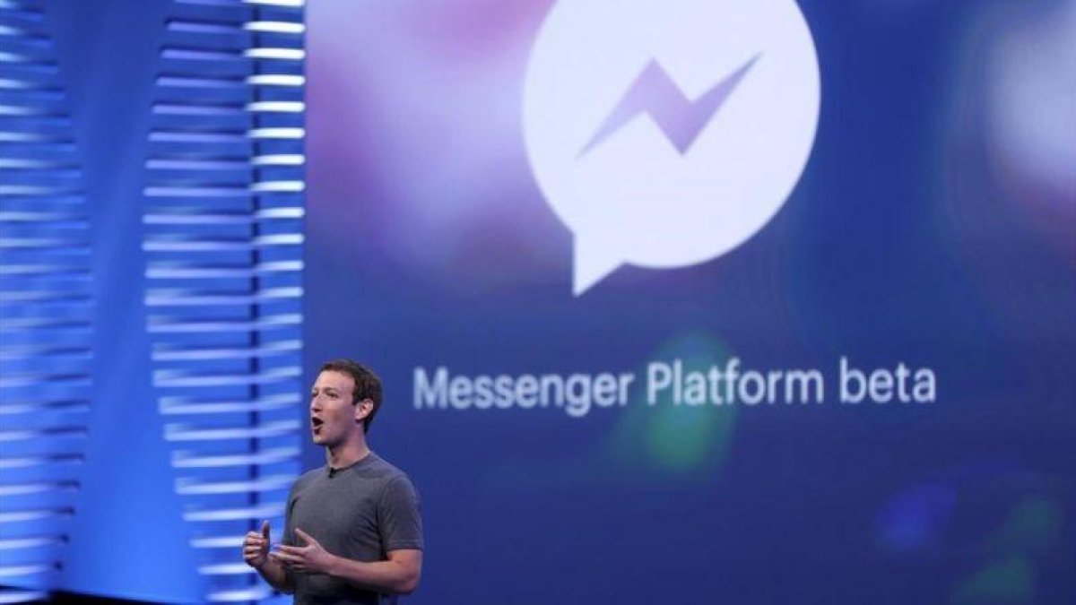 El fundador de Facebook, Mark Zuckerberg, durante la presentación de los bots para webs.