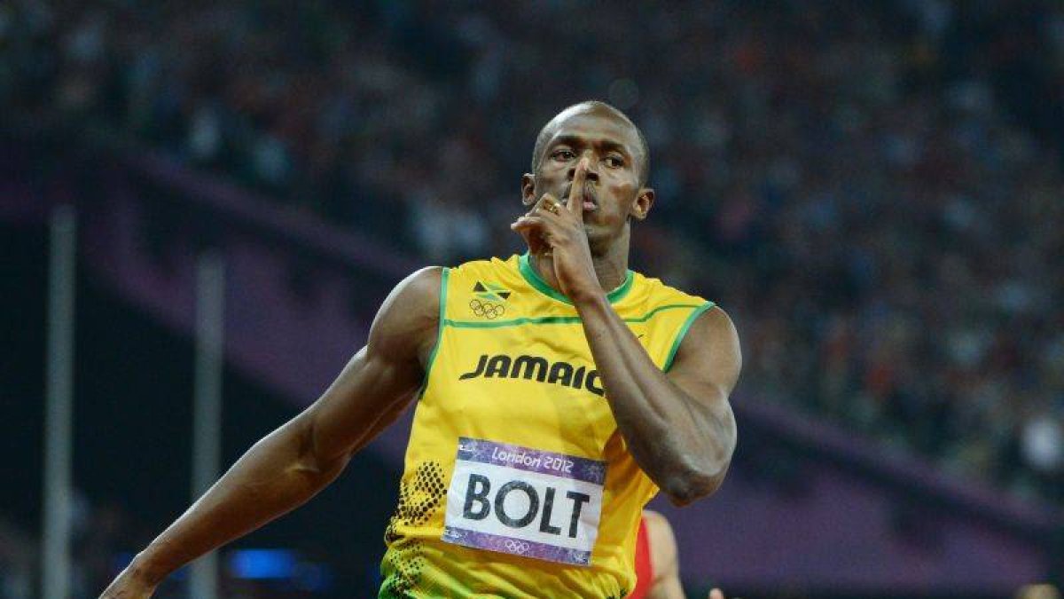 Bolt celebra la victoria a su paso por línea de meta.