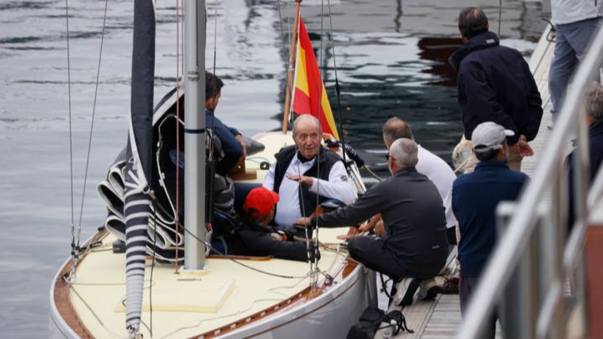 El rey emérito Juan Carlos I, momentos después de subirse a una embarcación en el puerto de Sangenjo, Pontevedra, este jueves. LAVANDEIRA JR