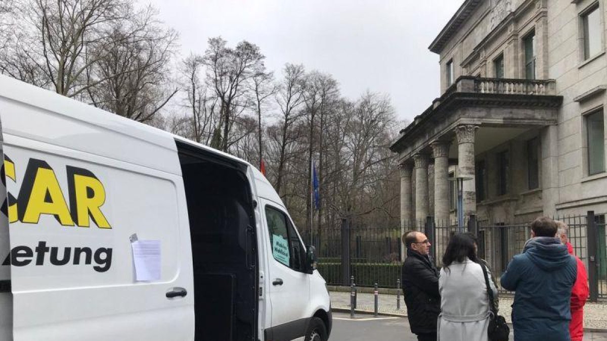 El personal contratado de la embajada española en Berlín vota su comité de empresa en plena calle.