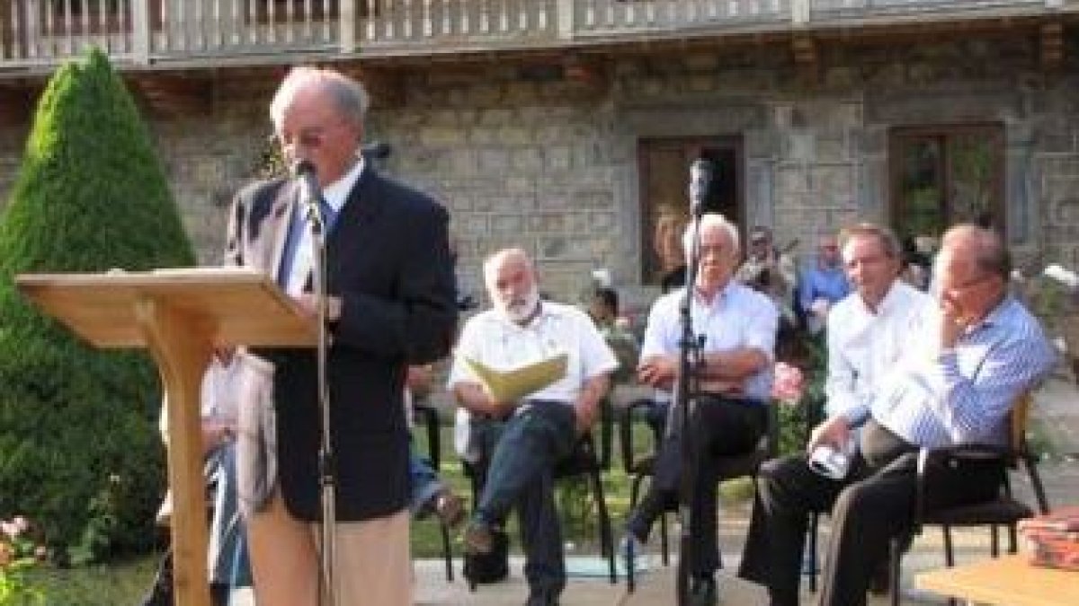 José María Rodríguez lee el poema premiado.