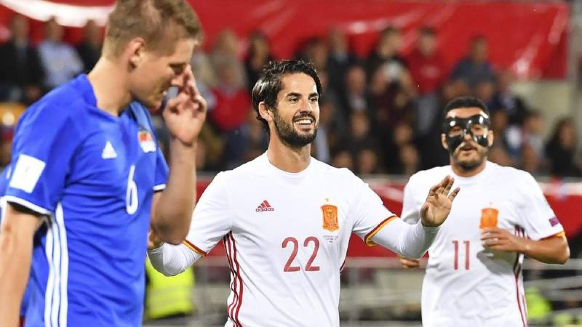 Isco volvió a brillar con España. Y también a marcar. Lo hizo con el tanto que supuso el momentáneo 0-3 de una Roja que acabó goleando por 0-8 a Liechtenstein. EHRENZELLER