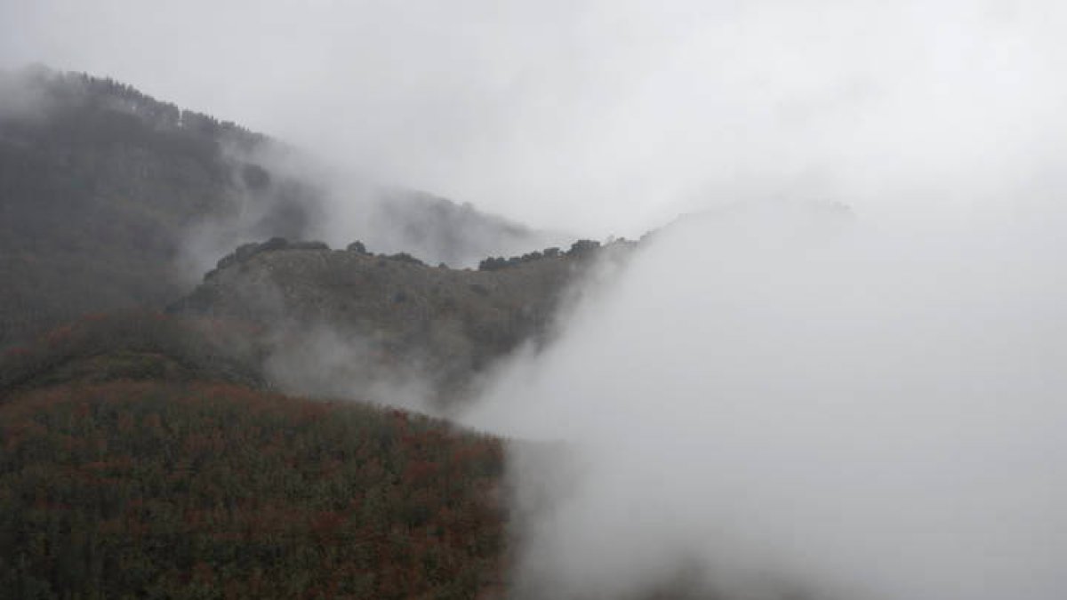 Montañas rodeadas de niebla. J. F. S.