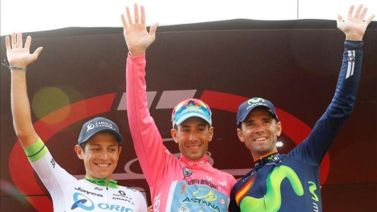 Alejandro Valverde, a la derecha, junto a Vincenzo Nibali, de rosa, y Esteban Chaves, en el podio final del Giro 2016, en Turín.