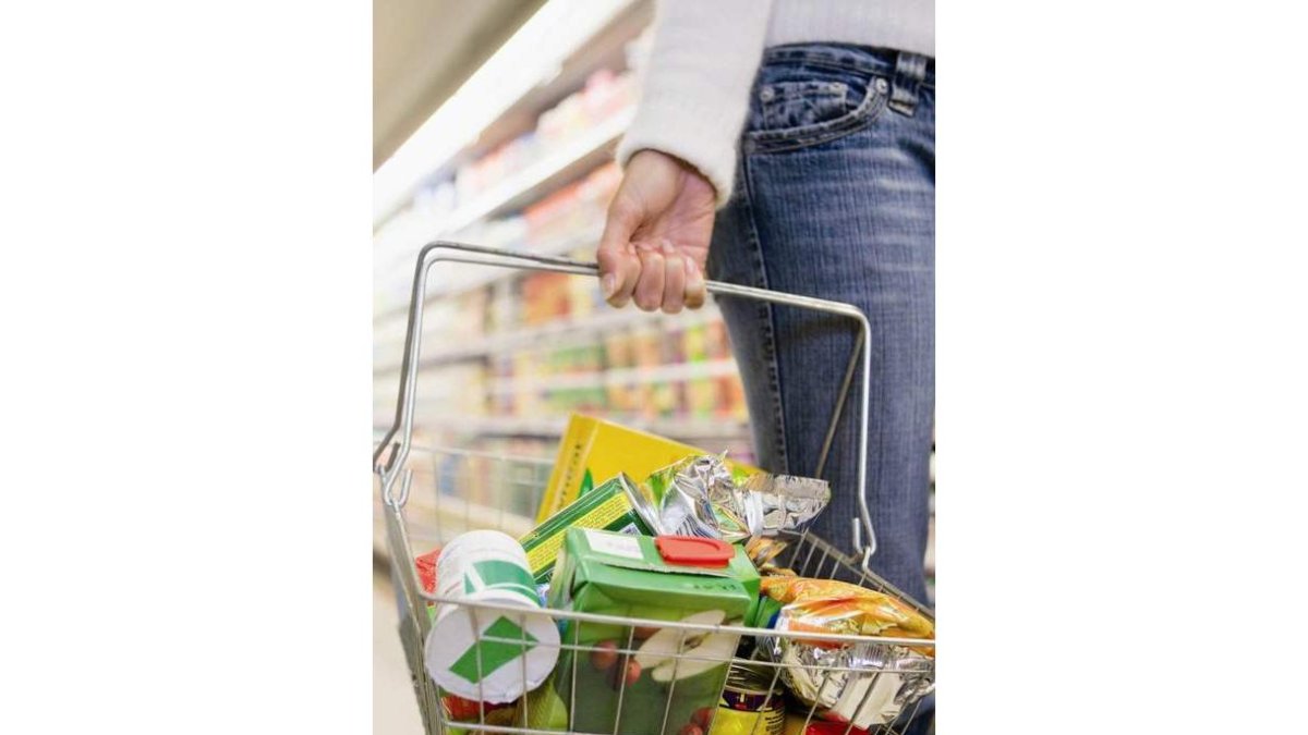 Una mujer hace la compra en un supermercado. EUROPA PRESS/CEDIDA