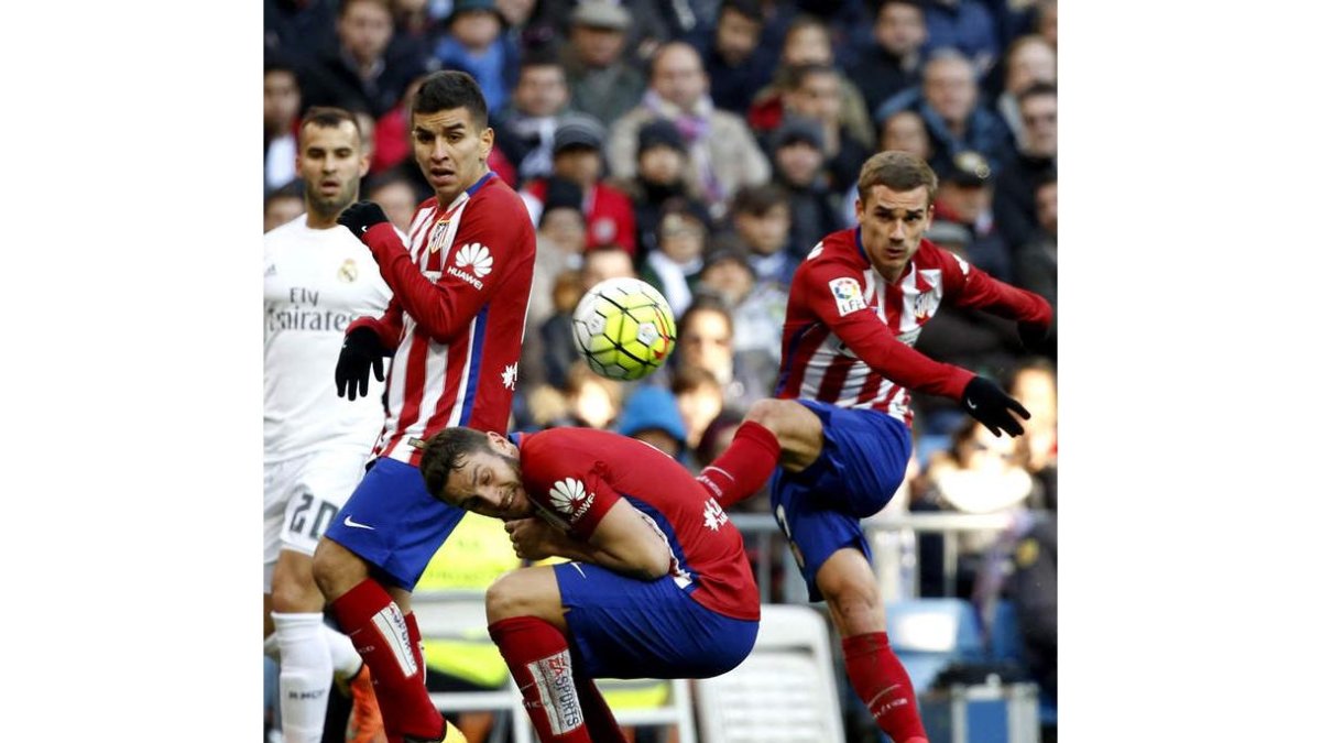 Griezmann, en el momento de su chut que acabó en el fondo de las mallas del Madrid. BARRENECHEA