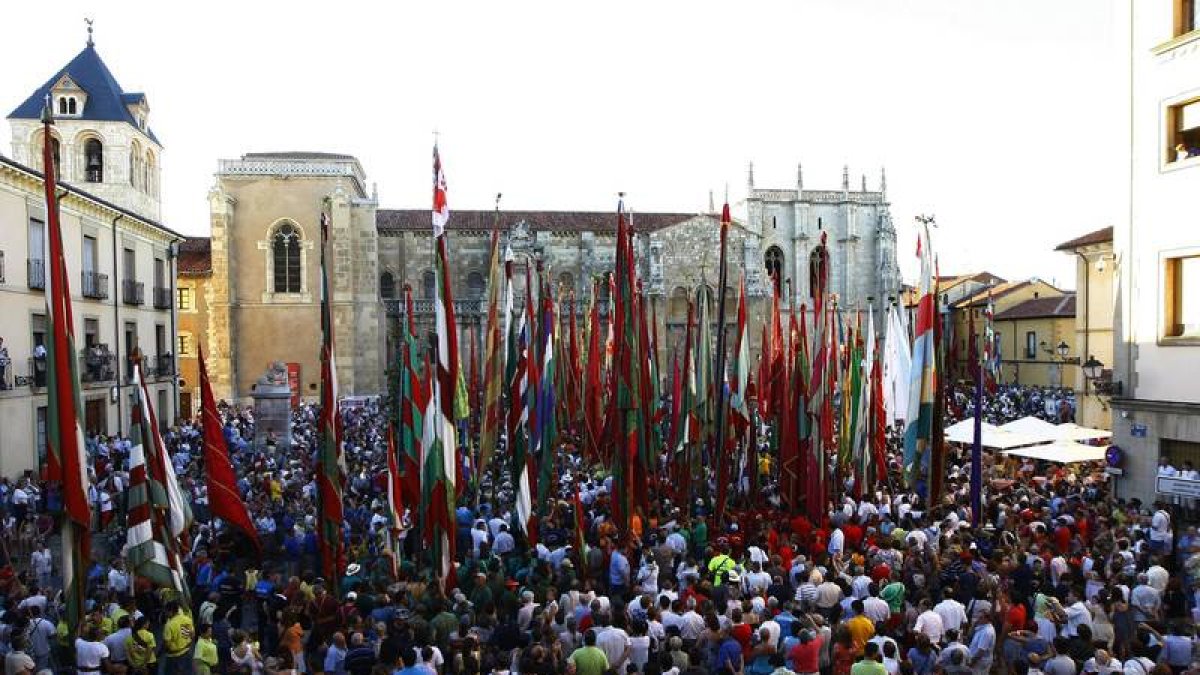 Foto para la historia de la concentración de pendones que tuvo lugar en la plaza de San Isidoro de la capital leonesa para entrar en el libro Guinness, con 143 representantes de la provincia