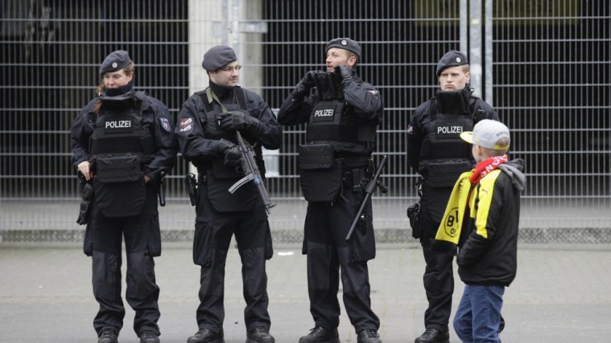 Agentes de policía armados, en los alrededores del estadio del Dortmund.