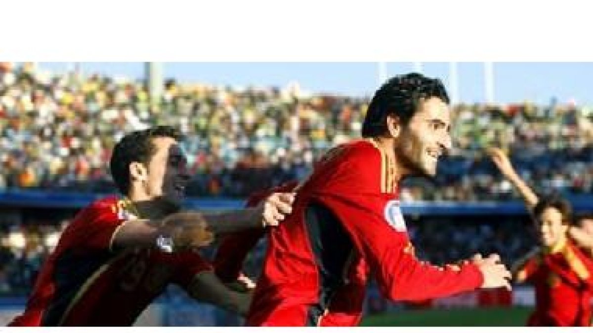 Güiza, en un partido de la selección, felicitado por Arbeola tras un gol