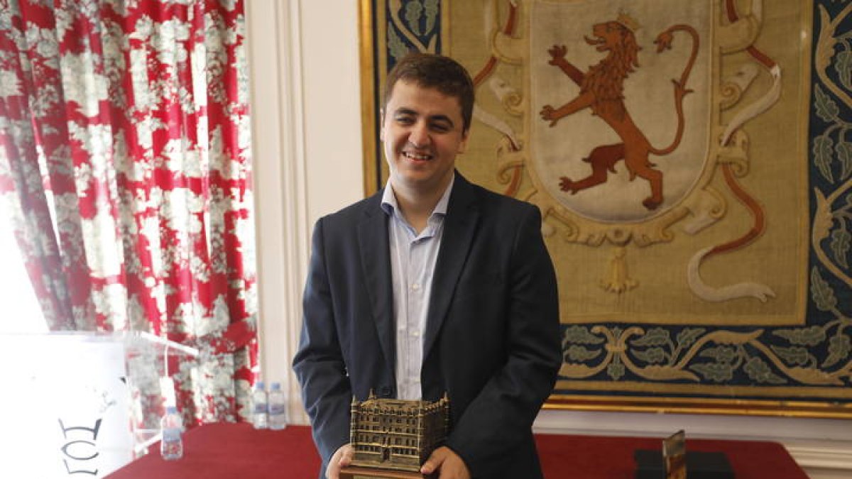 Jaime Santos, con el trofeo que le acredita campeón del Magistral. J. NOTARIO