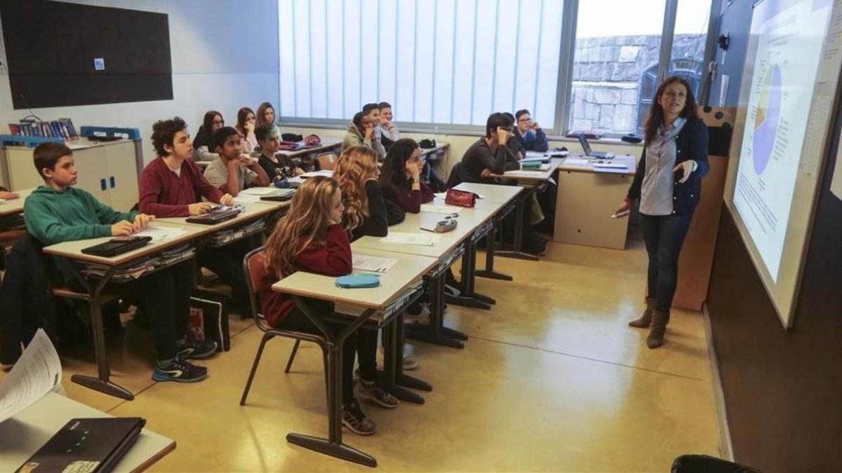 Taller de educación financiera en una escuela de secundaria