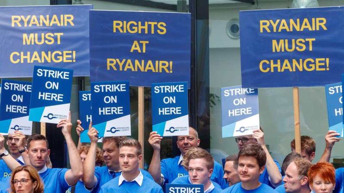 Varios pilotos de la aerolínea Ryanair protestan en el aeropuerto de Fráncfort. RONALD WITTEK