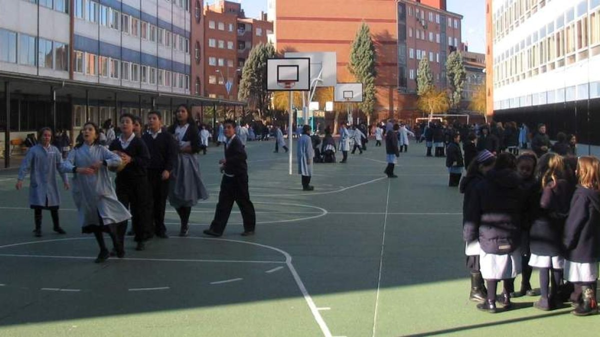 Alumnos de un colegio de León en el horario de recreo.