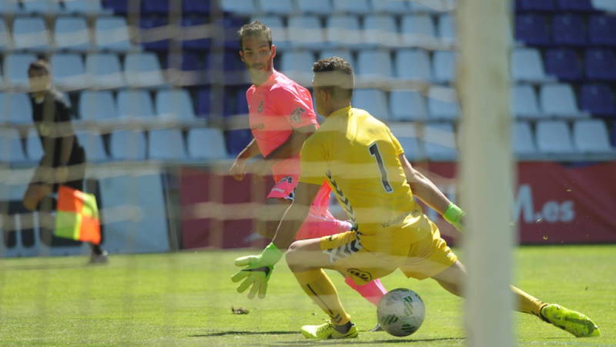 Julen Colinas inauguró el marcador para la Cultural frente al Real Valladolid B en el estadio Nuevo Zorrilla como recoge la imagen. MAR GONZÁLEZ