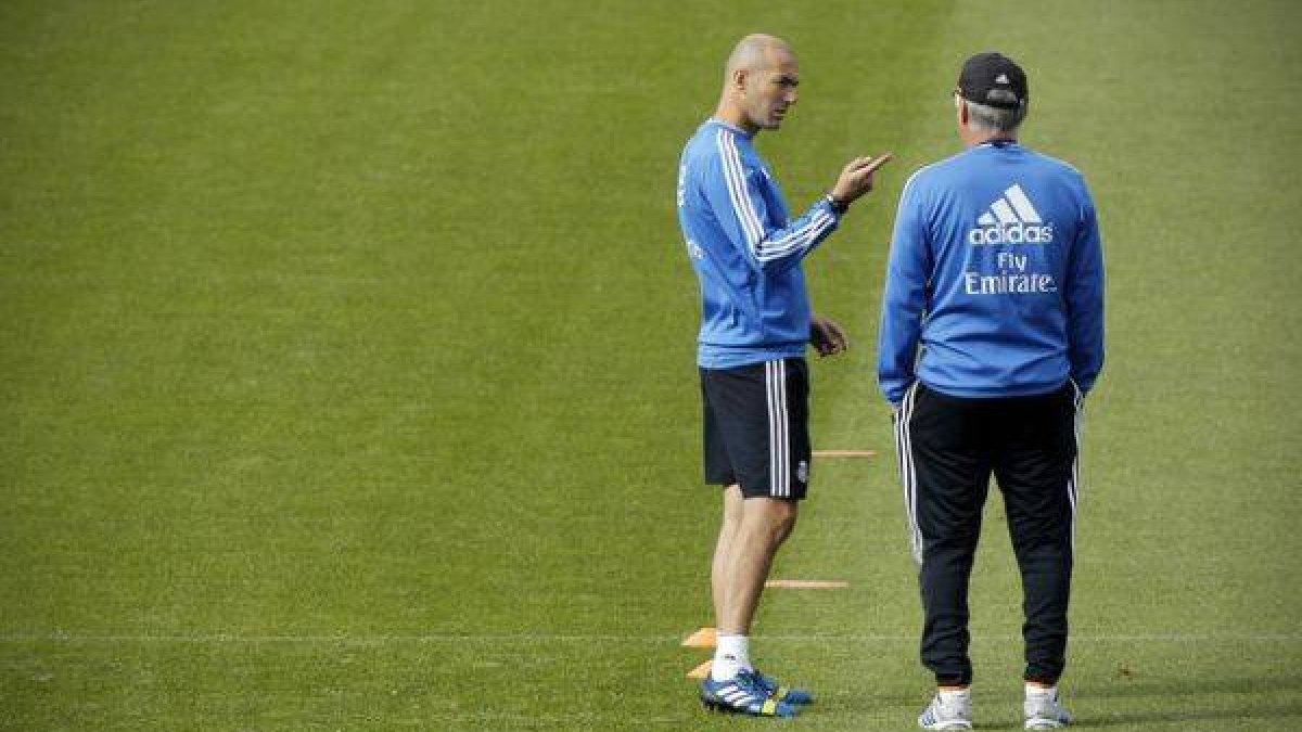 Zidane y Ancelotti, en el entrenamiento del Madrid.