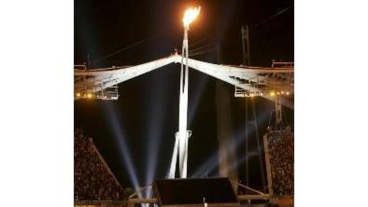 El fuego del pebetero puso fin a la ceremonia inaugural de los Juegos