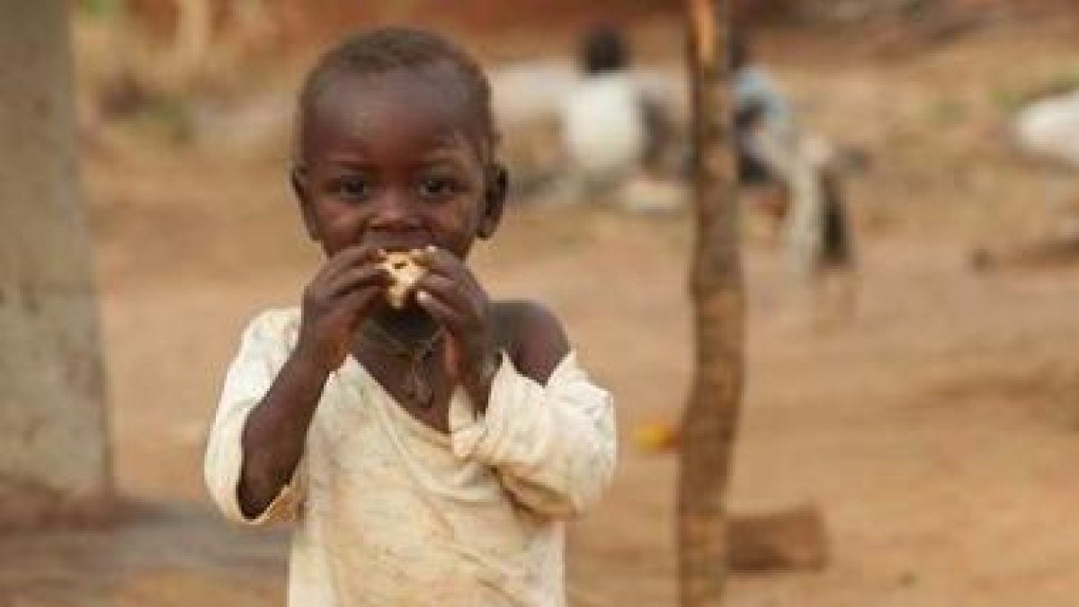 Un niño zimbabuense come un trozo de pan al oeste de Harare, en una imagen de archivo.
