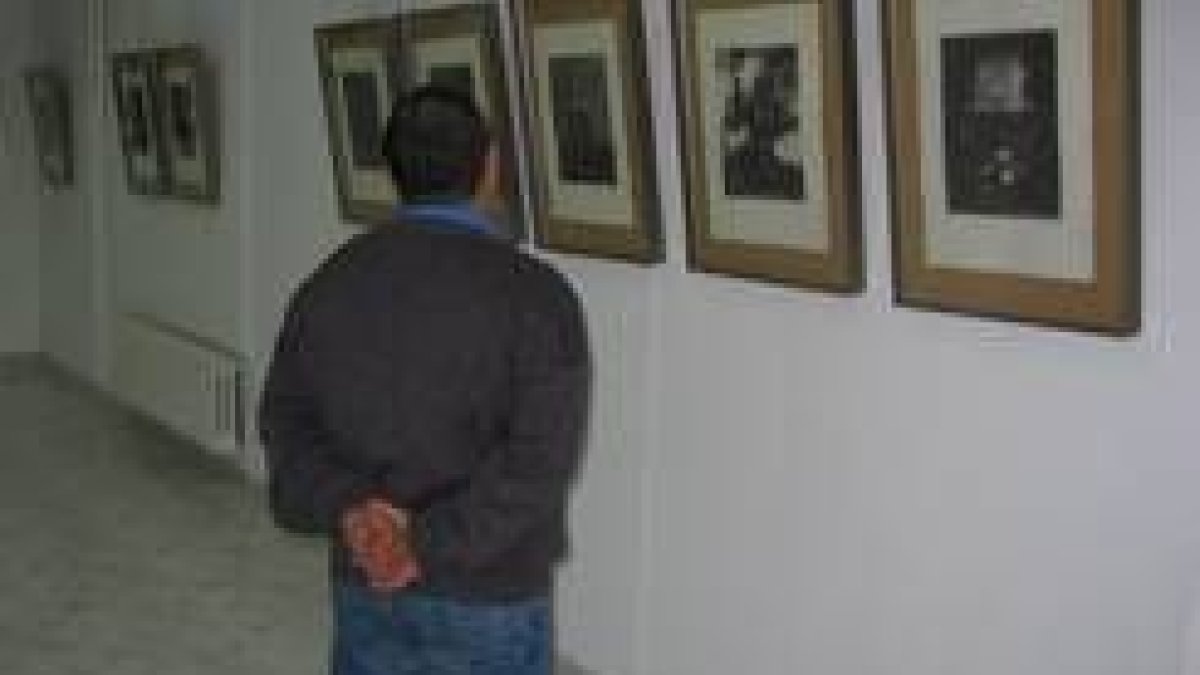 Un hombre contempla algunas de las obras expuestas en la muestra de grabados