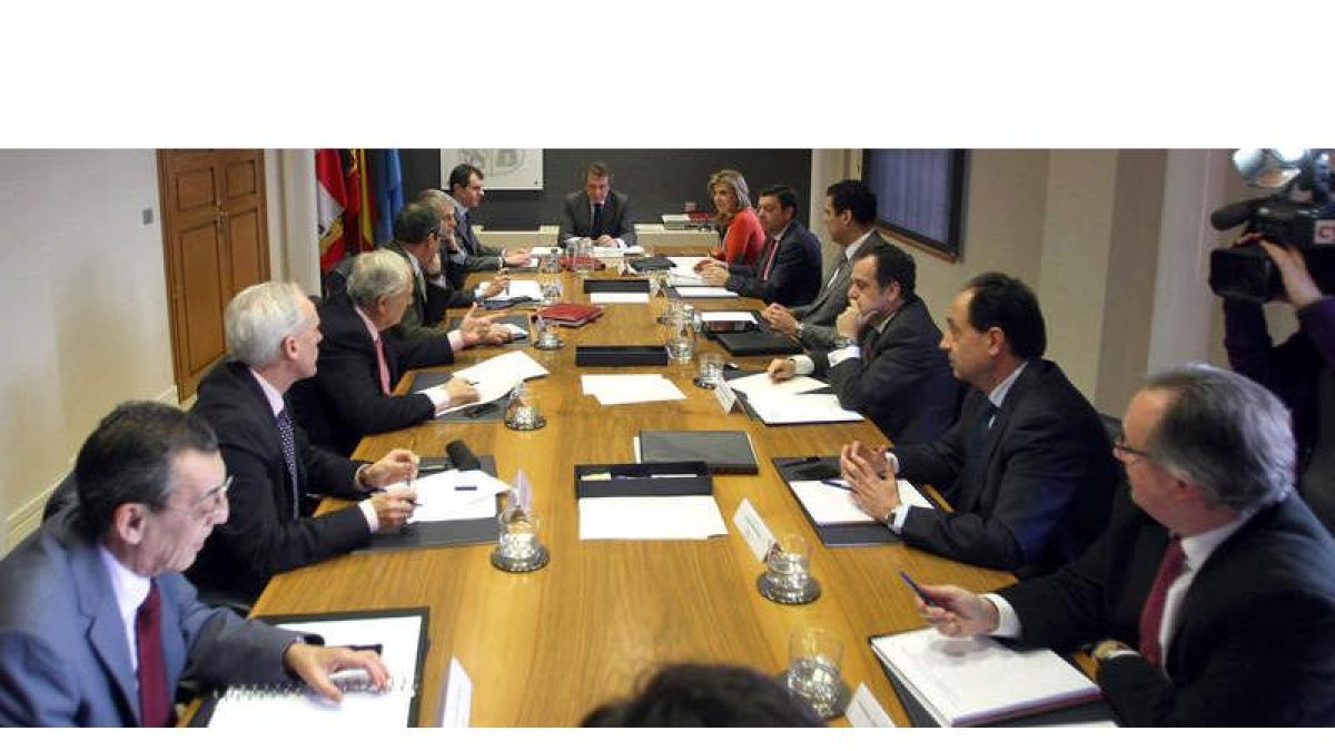 Un momento de la reunión que el consejero José Antonio de Santiago Juárez mantuvo con los delegados territoriales.