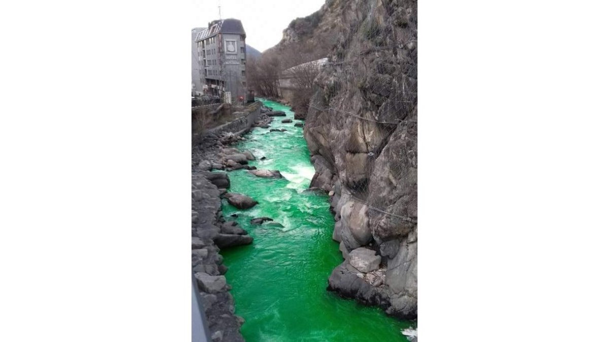 El agua de color verde que tenía ayer el río Valira a partir de Andorra. EFE