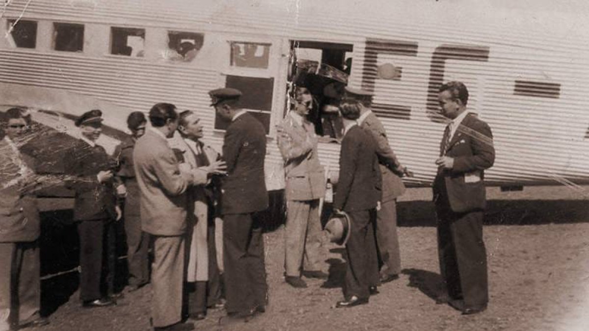 Manolete (con gafas) al subir al avión en León.