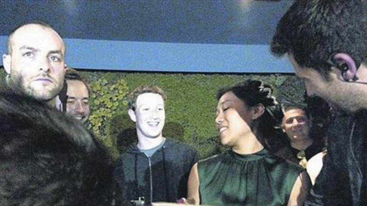 Mark Zuckerberg y Jan Koum celebraron anoche en el restaurante Boujis el aniversario del segundo, el de la mujer del primero y la compra de WhatsApp por Facebook. Arriba, los tres (la mujer con la tarta y los empresarios uno a cada lado, al fondo).