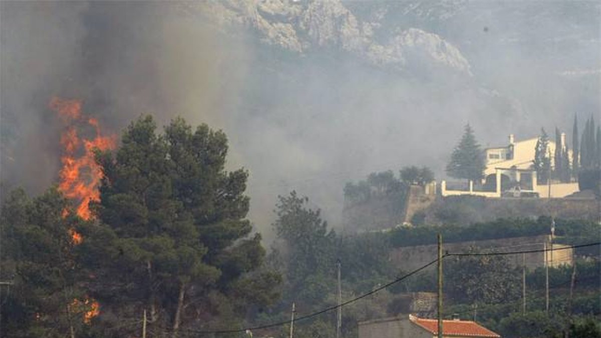 El incendio forestal declarado en la localidad alicantina de La Vall d'Ebo.